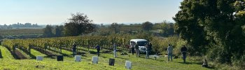 Bogenschießen beim Geocaching im Herbst in den Weinbergen bei Heitersheim