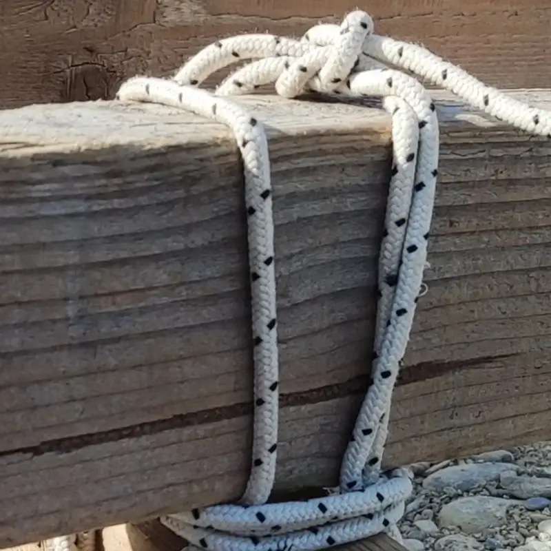 Knoten an der Holzkonstruktion eines Floßes